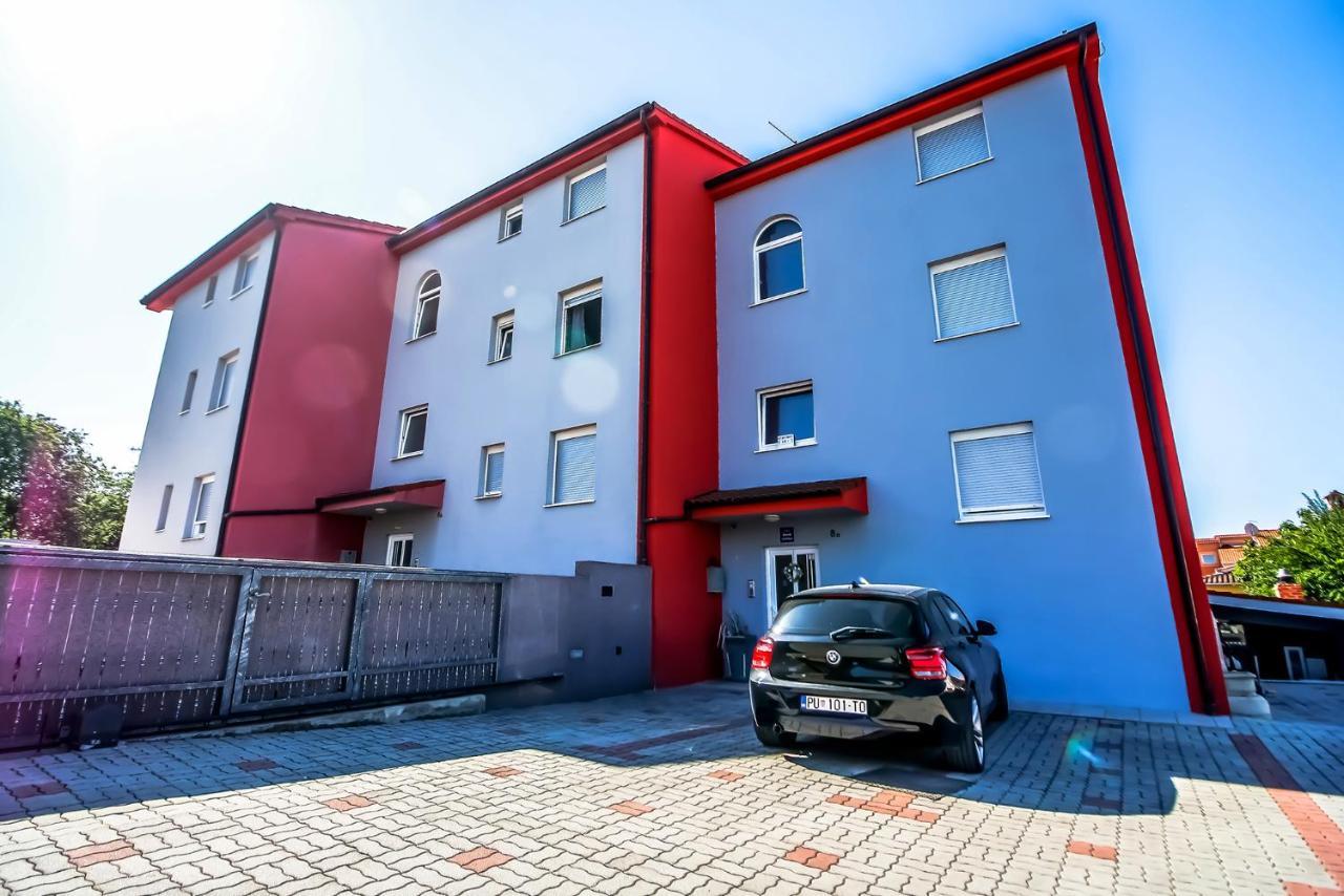 Apartments Saric Pula Bagian luar foto